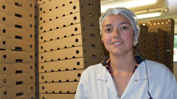 Charlène, 26 ans. Après avoir fait sa licence professionnelle en apprentissage sur la ferme, il y a cinq ans, elle a été engagée au poste de responsable de production au laboratoire de transformation. © R. Aries/GFA